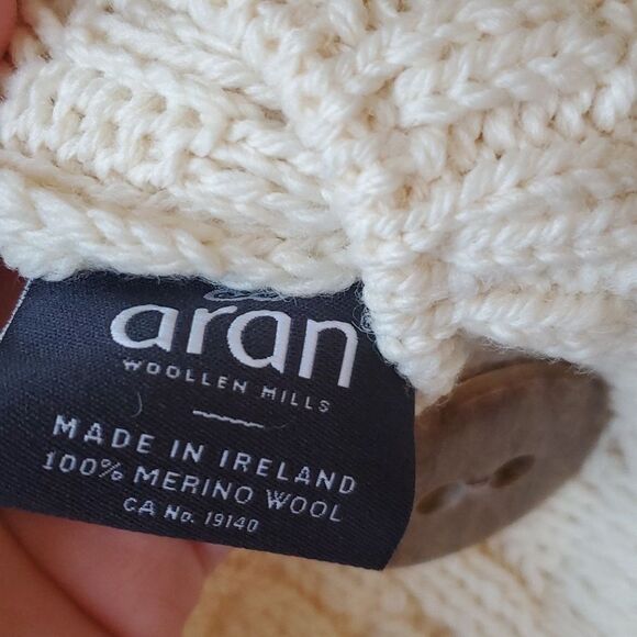 NWT ARAN WOOLEN MILLS Irish Merino Wool Pocket Scarf Wooden buttons Shawl Cream - Picture 7 of 11